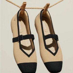 VIVAIA Women's Tan and Black Flats